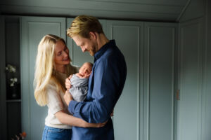 Nyfødt familiefoto hjemme
