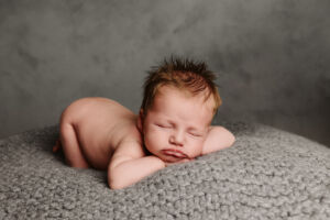 Sovende nyfødt baby i fotostudio