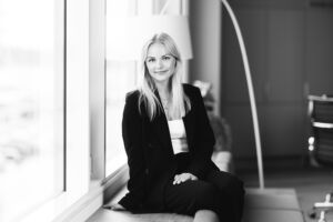 Sorthvit portrett av en ansatt i et finansfirma.