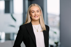 Portrettbilde av en smilende dame