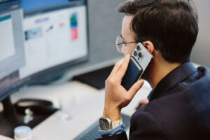 En person som snakker i telefonen