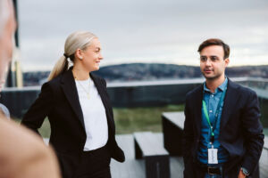 To personer som står og snakker