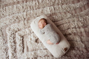 Nyfødt baby sovende på en pute