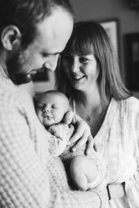 Nybakte foreldre med baby i sorthvit