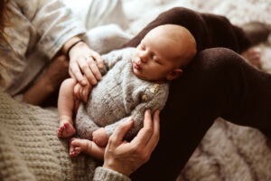nyfødt baby som sover i fanget