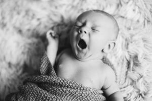 Nyfødt baby som gjesper.