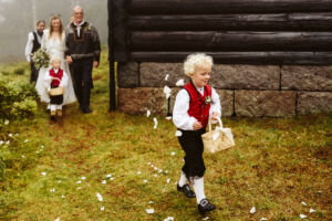 Gutti festdrakt. Kaster roseblader.