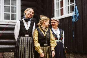 Gjester som smiler under vielsen