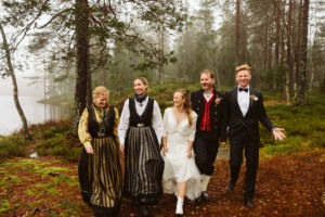 Brudepar med forlover