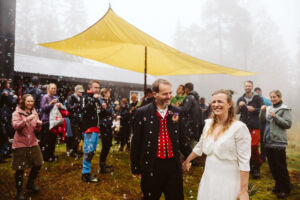 Høstbryllup i regn i Nordmarka