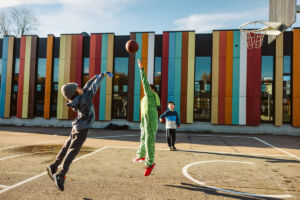 Barneskoleelever spiller basketball i friminuttet