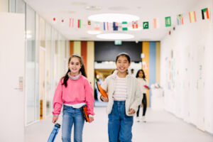 Smilende elever på Oslo International School